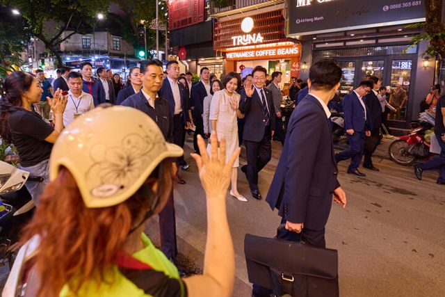 베트남을 국빈 방문 중인 이재명 대통령과 김혜경 여사가 23일(현지 시각) 하노이 호안끼엠 호수 인근 구시가지에서 베트남 시민들과 인사하고 있다. [사진=이재명대통령인스타그램]