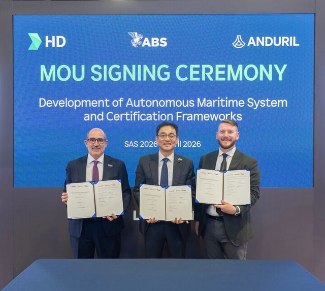HD현대가 현지시간 22일 미국 워싱턴D.C.에서 열린 SAS 2026에서 안두릴, ABS와 무인 함정 실증 관련 협력에 관한 MOU를 체결하는 모습(사진 오른쪽부터 안두릴 코리 에먼스 수상함사업 총괄본부장, HD한국조선해양 미래기술연구원장 장광필 부사장, 미국선급협회 폴 카람 운영부문 부사장).