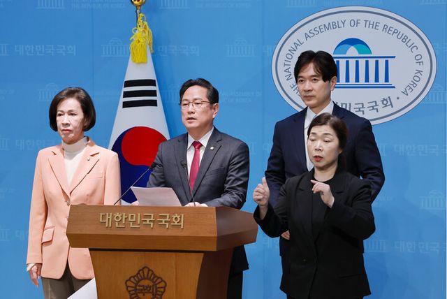 국회 재정경제기획위원회 야당 간사인 국민의힘 박수영 의원과 재경위원인 국민의힘 이인선·박성훈 의원이 17일 국회 소통관에서 부동산 장기보유특별공제 제도와 관련해 기자회견하고 있다.[사진=연합뉴스]