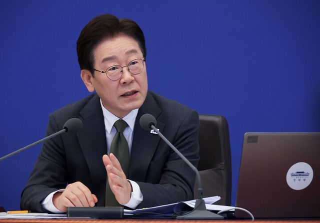 이재명 대통령이 14일 청와대에서 열린 국무회의 겸 비상경제점검회의에서 발언하고 있다.[사진=연합뉴스]