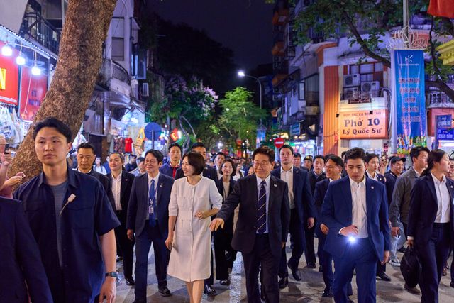 베트남을 국빈 방문 중인 이재명 대통령과 김혜경 여사가 23일(현지 시각) 하노이 호안끼엠 호수 인근 구시가지를 산책하며 베트남 시민들과 인사하고 있다.&nbsp;[사진=이재명대통령인스타그램]