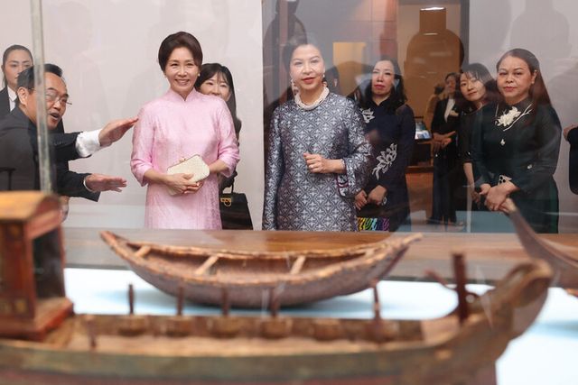 김혜경 여사와 또 럼 베트남 공산당 서기장의 부인 응오 프엉 리 여사가 23일(현지 시각) 하노이 민족학 박물관에서 전시물을 관람하고 있다. [사진=연합뉴스]