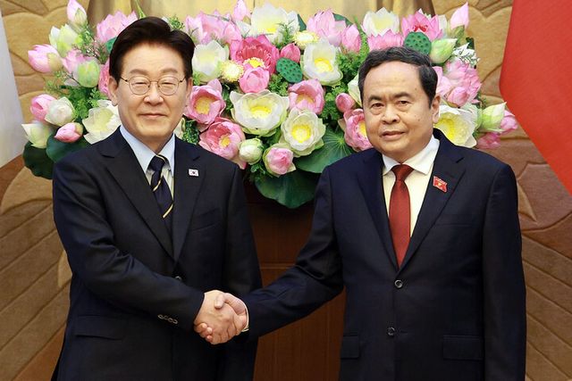 베트남을 국빈 방문 중인 이재명 대통령이 23일(현지 시각) 하노이 국회의사당에서 쩐 타인 먼 국회의장과 면담 전 악수 하고 있다. [사진=연합뉴스]