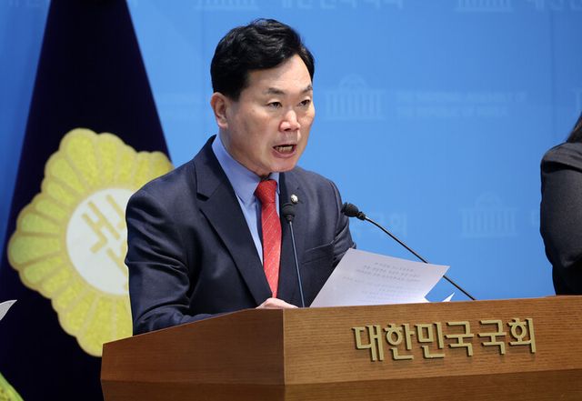 국민의힘&nbsp;김승수의원이 7일 국회 소통관에서 기자회견을 하고 있다.[사진=연합뉴스]