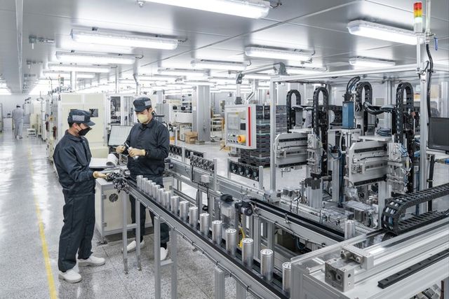 LS머트리얼즈 직원들이 군포공장에서 캐패시터를 생산하고 있다. [사진=LS머트리얼즈]