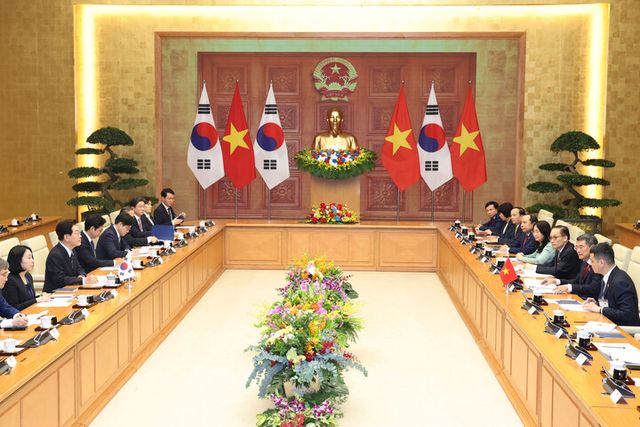 베트남을 국빈 방문 중인 이재명 대통령이 23일(현지 시각) 하노이 총리실에서 레 민 흥 베트남 총리와 면담하고 있다. [사진=연합뉴스]