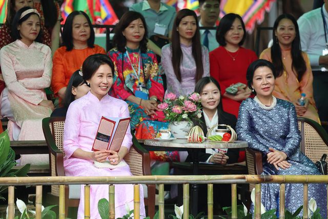 김혜경 여사와 또 럼 베트남 공산당 서기장의 부인 응오 프엉 리 여사가 23일(현지 시각) 하노이 민족학 박물관에서 수상 인형극을 관람하고 있다. [사진=연합뉴스]