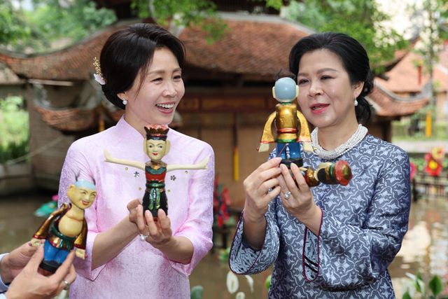 이재명 대통령과 베트남을 국빈 방문 중인 김혜경 여사가 23일(현지 시각) 하노이 민족학 박물관에서 열린 배우자 간 친교행사에서 또 럼 베트남 공산당 서기장의 부인 응오 프엉 리 여사와 인형을 보고 있다. [사진=연합뉴스]