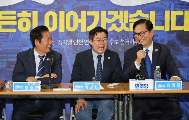 인천 연수갑 국회의원 보궐선거에 전략 공천된 송영길 전 대표가 24일 인천 연수구 정지열 인천 연수구청장 후보 선거사무소에서 열린 최고위원회의에서 발언하고 있다.[사진=연합뉴스]