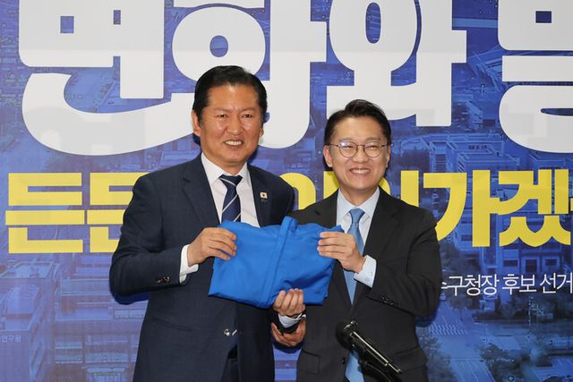 더불어민주당 정청래 대표가 24일 인천 연수구 정지열 인천 연수구청장 후보 선거사무소에서 열린 최고위원회의에서 김남준 계양을 보궐선거 후보에게 당 점퍼를 전달하고 있다.[사진=연합뉴스]