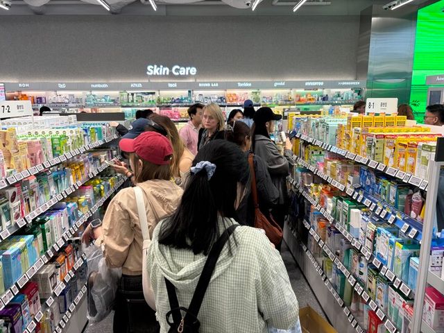 서울 시내 한 올리브영을 찾은 관광객들. [사진=연합뉴스]