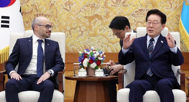 이재명 대통령이 27일 청와대에서 데미스 하사비스 구글 딥마인드 최고경영자(CEO)를 접견하고 있다. [사진=연합뉴스]