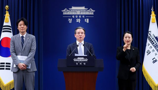 김용범 정책실장이 27일 청와대 춘추관에서 이날 열린 이재명 대통령과 데미스 하사비스 구글 딥마인드 최고경영자(CEO) 면담 관련 브리핑을 하고 있다. (왼쪽부터) 김우창 국가AI정책비서관, 김 정책실장, 박지연 수어통역사. [사진=연합뉴스]