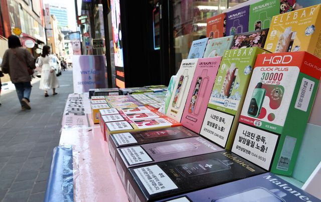 서울 시내의 한 전자담배 매장 앞에 액상형 등 전자담배가 진열돼 있다. [사진=연합뉴스]
