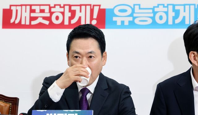 국민의힘 장동혁 대표가 27일 국회에서 열린 최고위원회의에서 물을 마시고 있다.[사진=연합뉴스]