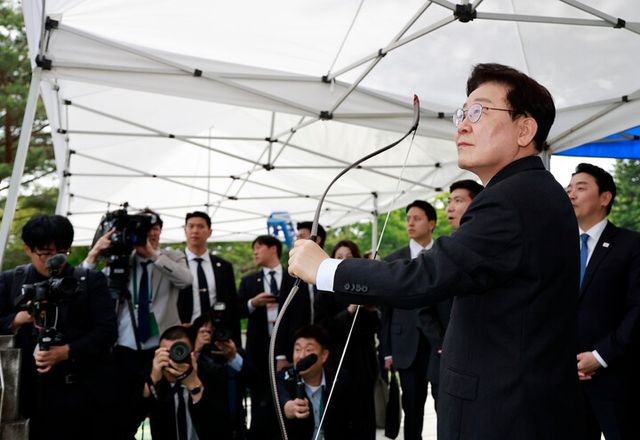 이재명 대통령이 28일 충남 아산 현충사에서 열린 대통령기 전국 궁도대회에서 활을 쏜 후 화살을 바라보고 있다. [사진=연합뉴스]