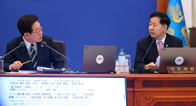 28일 청와대에서 열린 국무회의 겸 비상경제점검회의에서 대화하고 있다. 2026.4.28
