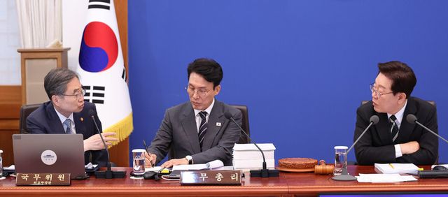 이재명 대통령이 28일 청와대에서 열린 국무회의 겸 비상경제점검회의에서 조현 외교부 장관과 대화하고 있다. [사진=연합뉴스]