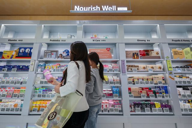 서울 종로구 디타워에 마련된 CJ 올리브영 웰니스 플랫폼 '올리브베러' 1호점에서 열린 론칭 미디어데이 행사에서 취재진 및 관계자들이 매장을 둘러보고 있다. [사진=연합뉴스]