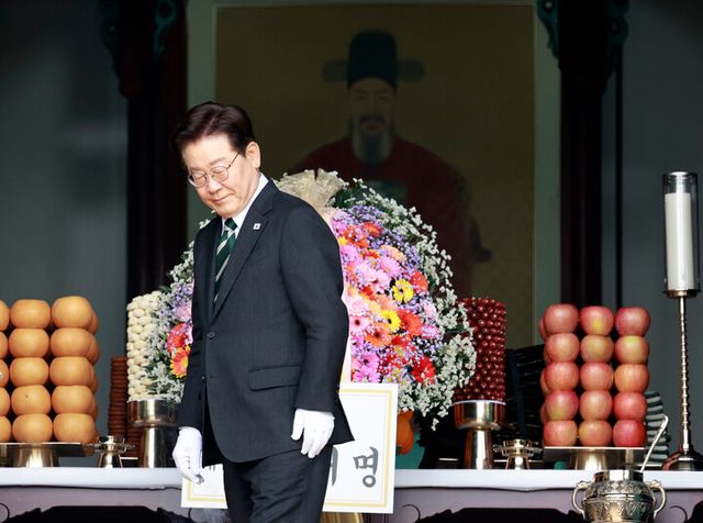 이재명 대통령이 28일 충남 아산 현충사에서 열린 충무공 이순신 탄신 제481주년 기념 다례행사에서 헌화 후 자리로 돌아가고 있다. [사진=연합뉴스]