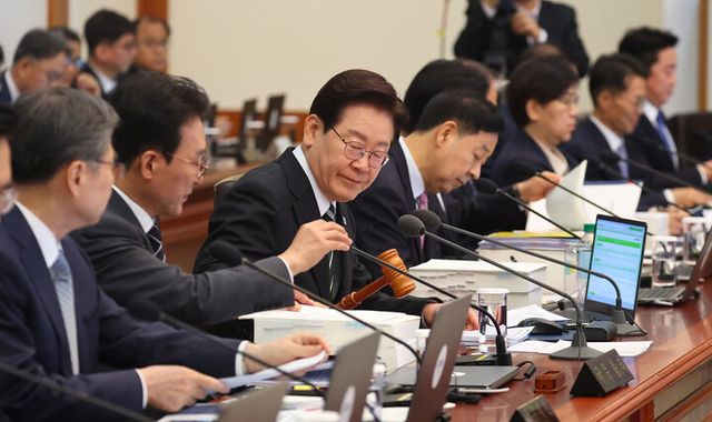 이재명 대통령이 28일 청와대에서 국무회의 겸 비상경제점검회의 개회를 선언하고 있다. [사진=연합뉴스]