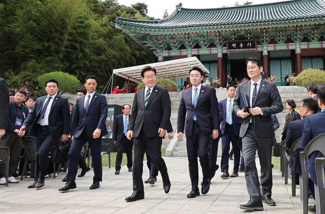 이재명 대통령이 28일 충남 아산 현충사에서 충무공 이순신 탄신 제481주년 기념 다례행사를 마친 후 이동하고 있다. [사진=연합뉴스]