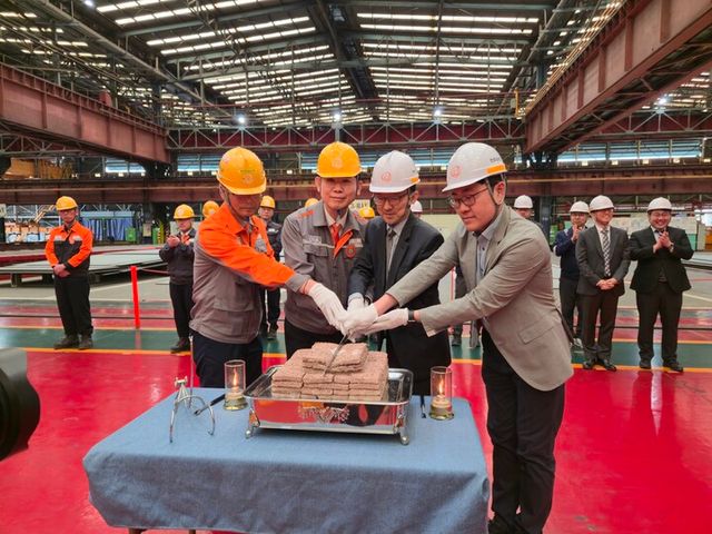 29일 한화오션 거제사업장에서 개최된 군수지원함 2차 착공식에서 주요 참석자들이 성공적인 함정 건조를 기원하며 떡을 자르고 있다(왼쪽에서 2번째 한화오션 김규백 상무, 왼쪽에서 3번째 방위사업청 최성훈 상륙함사업팀장). [사진=방위사업청]