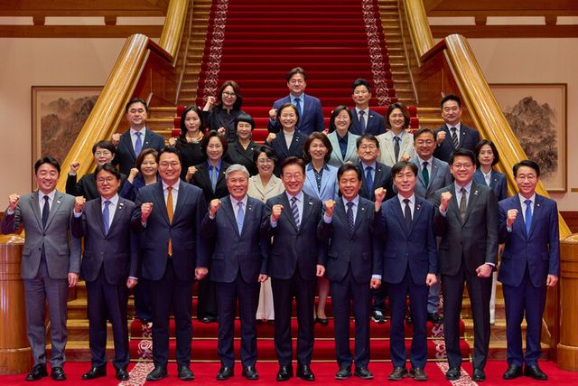 이재명 대통령이 29일 청와대에서 열린 비교섭단체 및 무소속 의원 오찬에 앞서 참석자들과 기념촬영을 하고 있다. [사진=청와대]