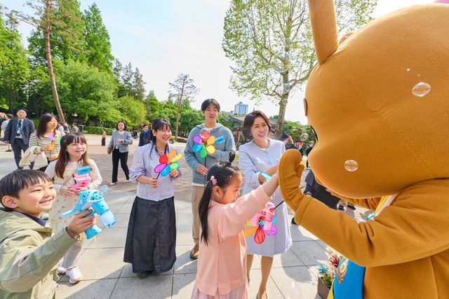 김혜경&nbsp;여사가 29일 서울 광진구 어린이대공원에서 당원병 환아를 위한 희망 쿠키 만들기 행사 후 어린이들과 방[사진=청와대]