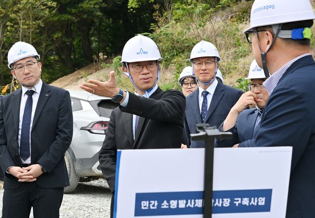오태석 우주항공청장이 민간 발사장 공사 현장을 점검하고 있다. [사진=우주항공청]