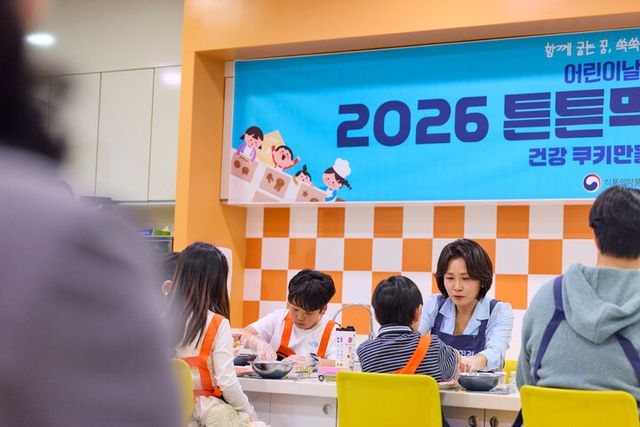 김혜경&nbsp;여사가 29일 서울 광진구 어린이대공원 상상나라에서 열린 당원병 환아를 위한 희망 쿠키 만들기 행사에서 환아들과 함께 쿠키 반죽을 하고 있다. [사진=청와대]