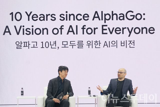 데미스 하사비스 구글 딥마인드 최고경영자(CEO)가 29일 서울 웨스틴조선에서 열린 ‘구글 포 코리아 2026’ 무대에서&nbsp;조승연 작가(왼쪽) 질문에 답하고 있다. [사진=안경선 기자]&nbsp;