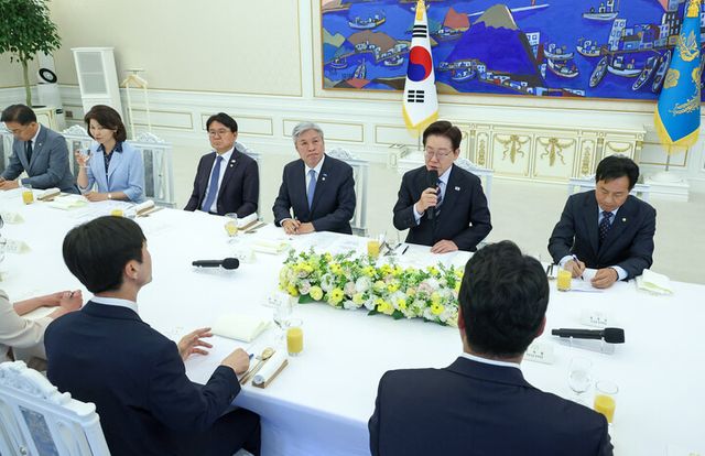 이재명 대통령이 29일 청와대에서 비교섭단체 및 무소속 의원들과 오찬에 앞서 발언하고 있다. [사진=연합뉴스]