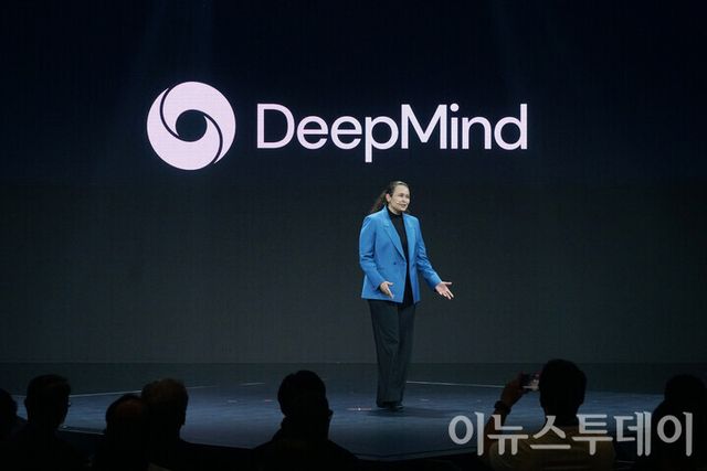 캐롤리나 파라다 구글 딥마인드 로보틱스 시니어 디렉터가 제미나이 로보틱스에 대해 소개하고 있다. [사진=안경선 기자]&nbsp;