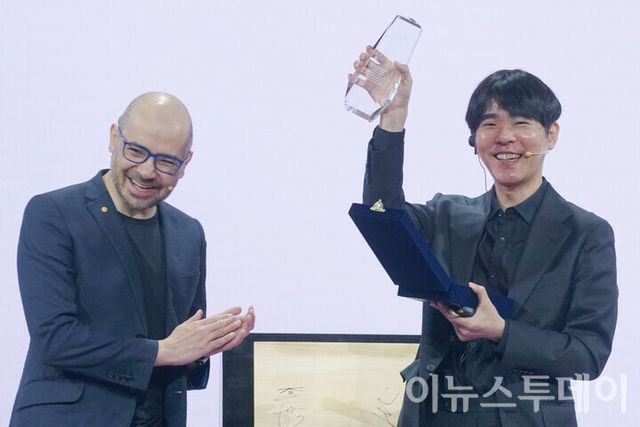 이세돌 9단이 구글로 부터 감사패를 수여 받았다. [사진=안경선 기자]&nbsp;