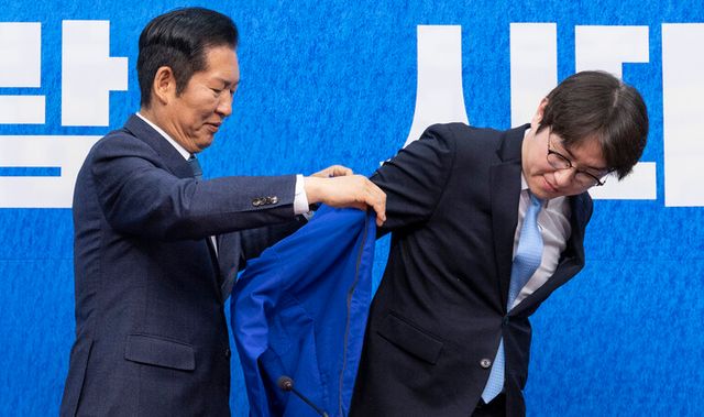 6·3 재보선에 격전지로 떠오른 부산 북구 갑 지역구에 출마할 것으로 예상되는 하정우 전 청와대 AI수석이 29일 국회에서 열린 더불어민주당 인재 영입식에서 정청래 대표에게 민주당의 상징 '파란 점퍼'를 전달받아 입고 있다.[사진=연합뉴스]