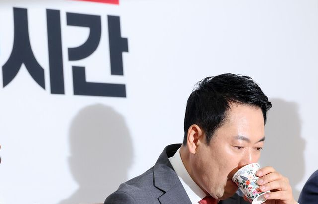 국민의힘 장동혁 대표가 28일 국회에서 열린 '아동청소년 SNS중독, 플랫폼의 보호책임 강화를 위한 긴급좌담회'에서 물을 마시고 있다.[사진=연합뉴스]