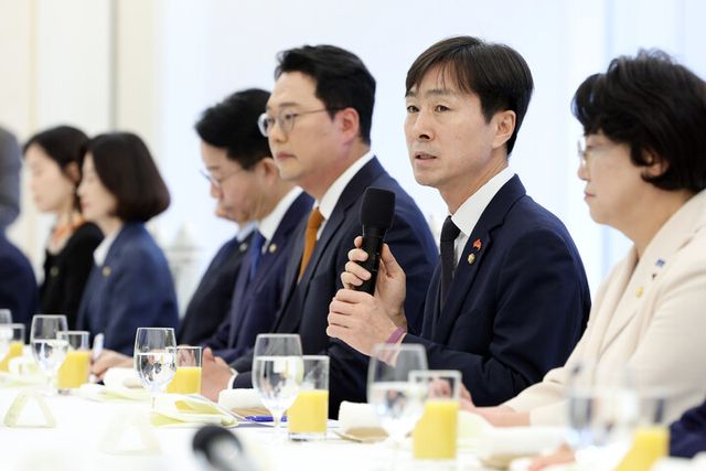 한창민 사회민주당 대표가 29일 청와대에서 열린 이재명 대통령과 비교섭단체 및 무소속 의원 오찬에서 인사말을 하고 있다. [사진=연합뉴스]