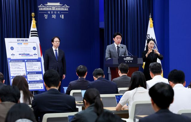 강훈식 비서실장이 29일 청와대 춘추관에서 '공직 역량 강화 핵심 성과 및 추진 계획'&nbsp;브리핑을 하고 있다. 왼쪽은 조성주 인사수석. [사진=연합뉴스]