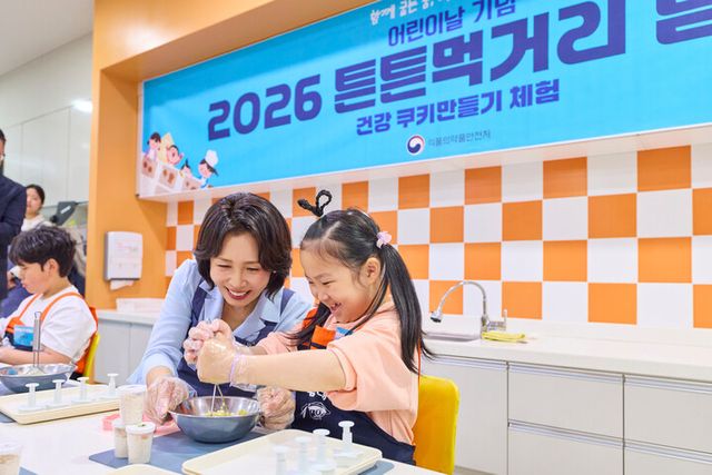 김혜경&nbsp;여사가 29일 서울 광진구 어린이대공원 상상나라에서 당원병 환아와 함께 희망 쿠키를 만들고 있다.&nbsp;[사진=청와대]