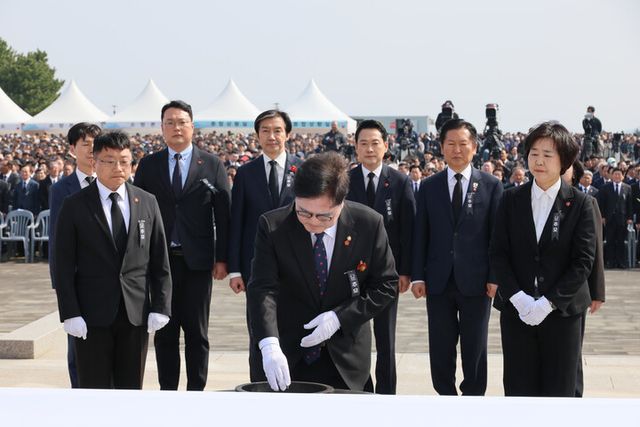 우원식 국회의장이 3일 제주 4·3 평화공원에서 열린 제78주년 제주 4·3 희생자 추념식에서 분향하고 있다. [사진=연합뉴스]