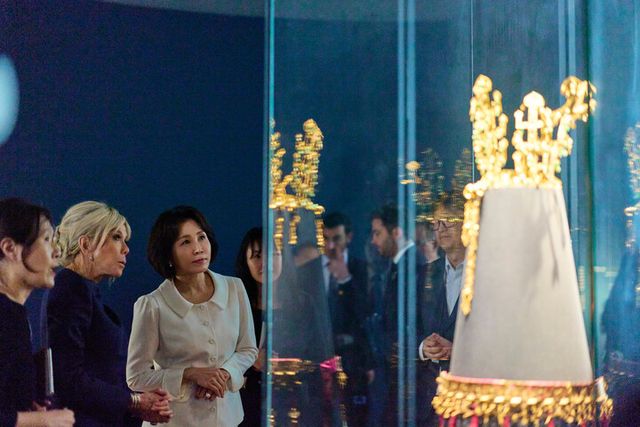 김혜경&nbsp;여사와 에마뉘엘 마크롱 프랑스 대통령의 부인 브리지트 마크롱 여사가 3일 서울 용산구 국립중앙박물관에서 신라금관을 관람하고 있다.&nbsp; [사진=청와대]