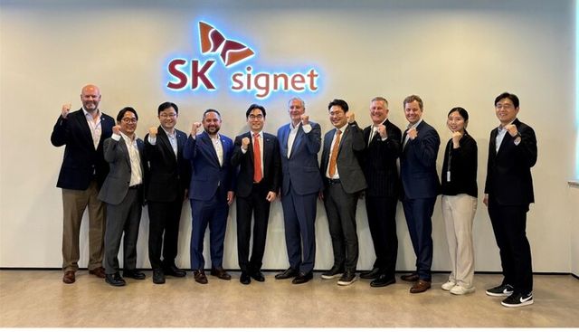 SK시그넷 조형기 대표이사가 존 먼스 미국 플라노 시장 및 관계자들과 기념촬영을 하고 있다. [사진=SK시그넷]