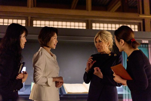 김혜경&nbsp;여사와 에마뉘엘 마크롱 프랑스 대통령의 부인 브리지트 마크롱 여사가 3일 서울 용산구 국립중앙박물관에서 유물을 관람하며 대화를 나누고 있다. [사진=청와대]