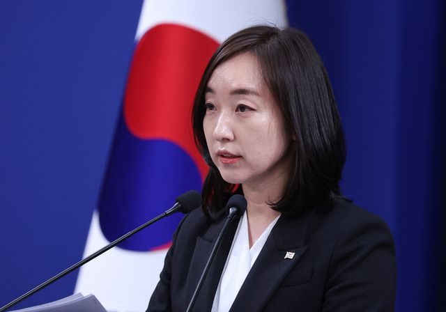 전은수 신임 대변인이 3일 청와대 춘추관에서 출퇴근 시간대 대중교통 혼잡 완화 대책 관련 브리핑을 하고 있다. [사진=연합뉴스]