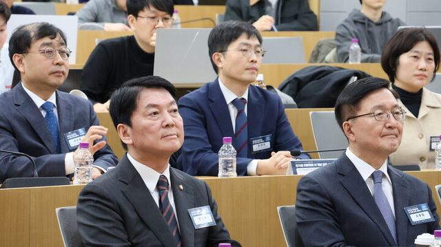 안철수의원이 한국형 의료특화 AI개발 공동 세미나에서 인사말을 하고 있다.[사진=안철수의원실]