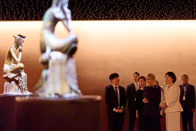 김혜경&nbsp;여사와 에마뉘엘 마크롱 프랑스 대통령의 부인 브리지트 마크롱 여사가 3일 서울 용산구 국립중앙박물관 사유의방에서 반가사유상을 관람하고 있다.&nbsp; [사진=청와대]