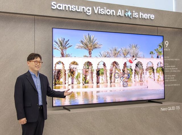 용석우 삼성전자 사장이 지난해 ‘Unbox & Discover 2025’ 행사에서 115형 초대형 TV를 소개하고 있다. [사진=삼성전자]