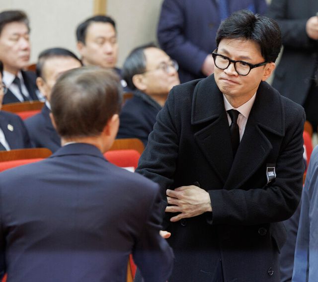 인사하는 한동훈 비대위원장과 김현철[사진=연합뉴스]