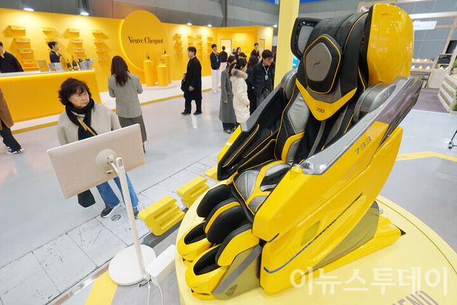 서울 강남구 코엑스에서 열린 ‘제31회 서울리빙디자인페어’를 찾은 한 방문객이 바디프랜드 부스에 진열된 안마의자를 살펴보고 있다 [사진=이뉴스투데이DB]